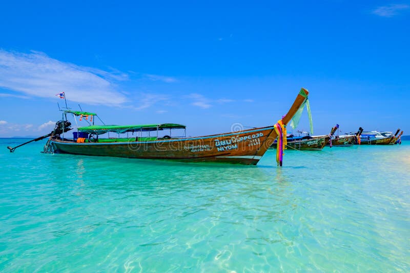 thailand Het eiland van Krabi 04/05/18 - Landschap met lange staartboten op tropisch strand van eiland Krabi royalty-vrije stock afbeelding thailand Het eiland van Krabi 04/05/18 - Landschap met lange staartboten op tropisch strand van eiland Krabi royalty-vrije stock afbeelding
