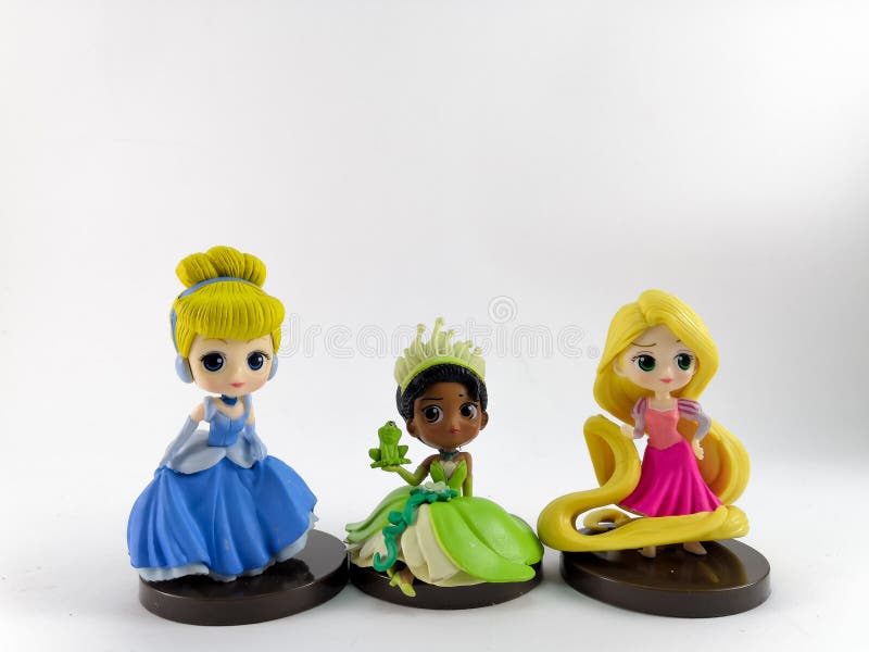 THAILAND, im Januar 2018: Prinzessinteam auf weißer Hintergrunddisney-Spielzeugsammlung in der Werbekampagne von Tesco Lotus Expr stockbild THAILAND, im Januar 2018: Prinzessinteam auf weißer Hintergrunddisney-Spielzeugsammlung in der Werbekampagne von Tesco Lotus Expr stockbild