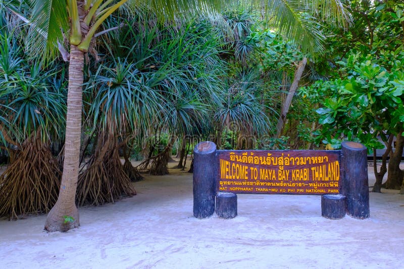 thailand Koh Phi Phi Island 04/05/2018 - Ett trävälkommet tecken på den berömda Mayastranden på den Koh Phi Phi ön i Krabien royaltyfri fotografi thailand Koh Phi Phi Island 04/05/2018 - Ett trävälkommet tecken på den berömda Mayastranden på den Koh Phi Phi ön i Krabien royaltyfri fotografi