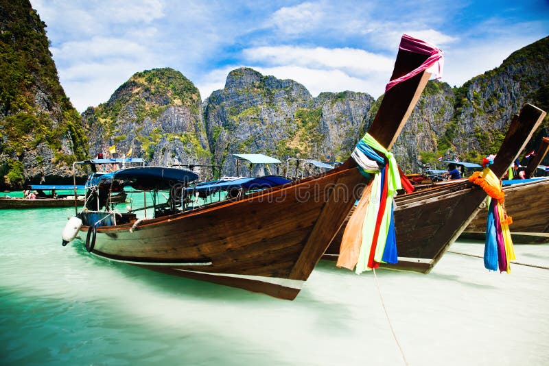 Thailand-Ozeanlandschaft. Exotische Strandansicht und traditionelles shi stockfoto Thailand-Ozeanlandschaft. Exotische Strandansicht und traditionelles shi stockfoto