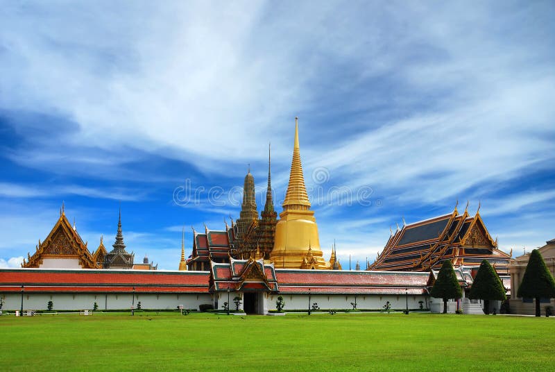 Punto de referencia templo sobre el esmeralda templo, tailandia.