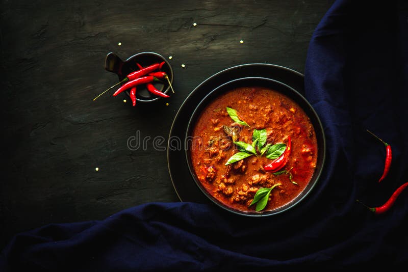 Thailand traditionell kokkonst, röd curry, currysoppa, gatamat, mörk mat för matfotografiasiat