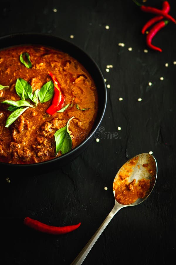 Thailand traditionell kokkonst, röd curry, currysoppa, gatamat, mörkt matfotografi