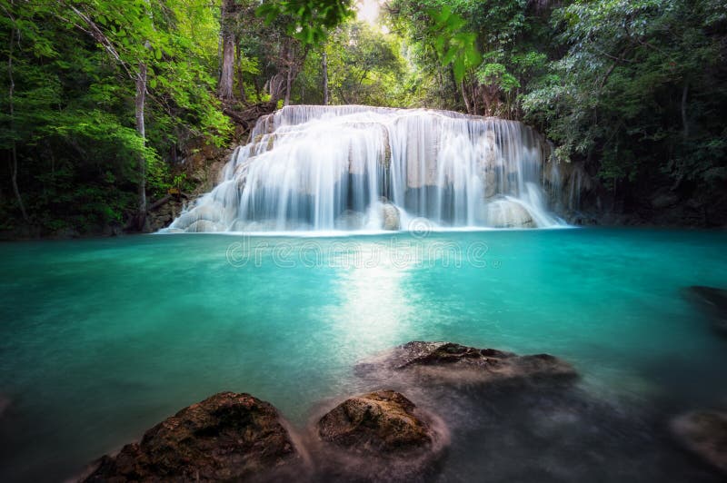 Thailand utomhus- fotografi av vattenfallet i regndjungelskog
