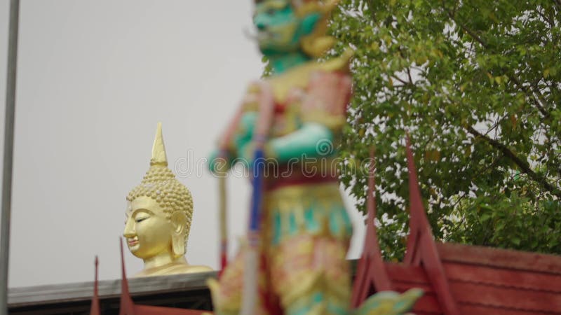 Thailandesi, figure religiose d'oro in un tempio