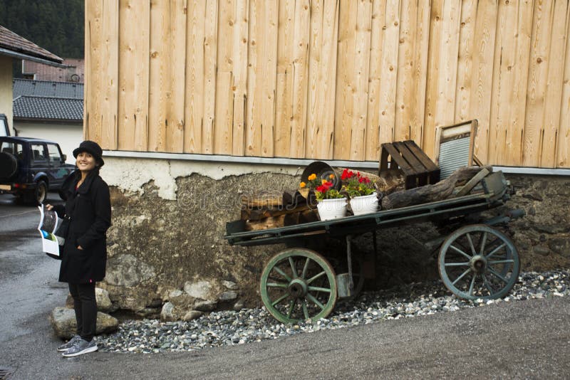 Thailändische Frauen Asiens reisen und aufwerfend an der kleinen Gasse in Pfunds-Dorf stockfoto Thailändische Frauen Asiens reisen und aufwerfend an der kleinen Gasse in Pfunds-Dorf stockfoto
