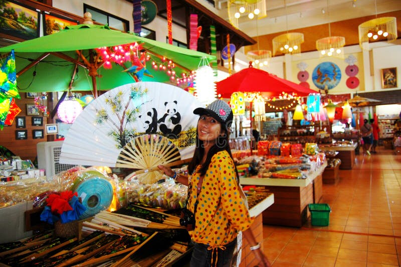 Thailändische Frauen, die Papierfan mit handgemachtem Art Umbrella an BO-sa halten stockfotos Thailändische Frauen, die Papierfan mit handgemachtem Art Umbrella an BO-sa halten stockfotos