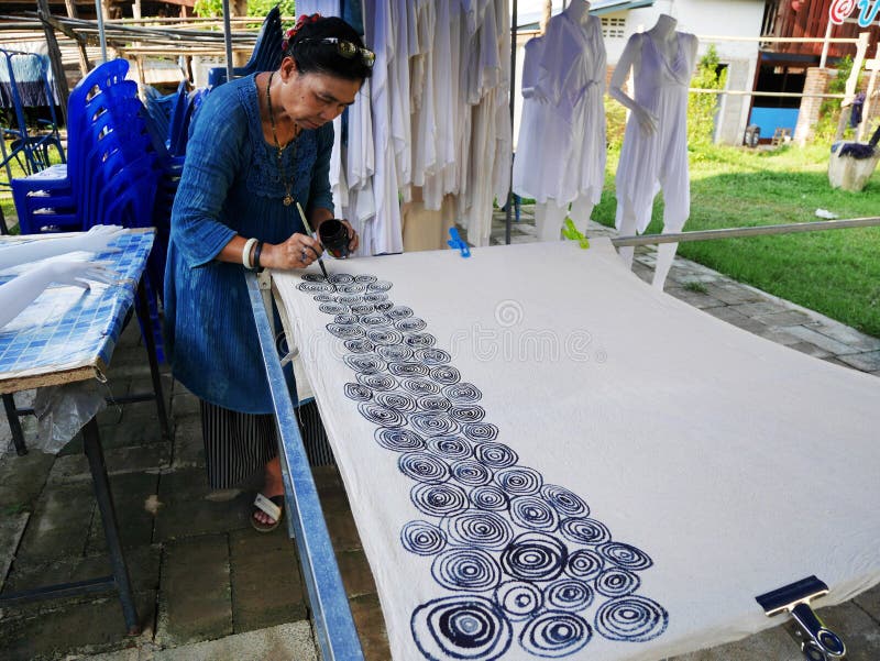 Thailändische Frauen schaffen und Batik lassend, Färbungsprozeßfarbe und -c$zeichnen zu binden lizenzfreie stockfotos Thailändische Frauen schaffen und Batik lassend, Färbungsprozeßfarbe und -c$zeichnen zu binden lizenzfreie stockfotos