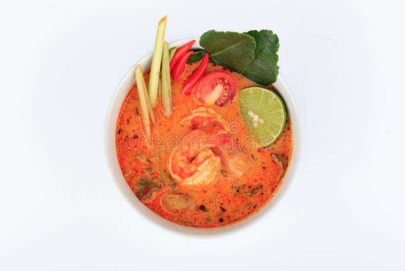 Thailändische Garnelen-Suppe mit Lemongras (Tom Yum Goong) auf weißem Hintergrund lizenzfreie stockfotografie Thailändische Garnelen-Suppe mit Lemongras (Tom Yum Goong) auf weißem Hintergrund lizenzfreie stockfotografie