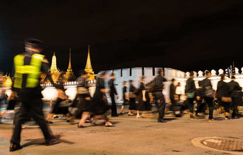 Thailändische Leute, die in großartigen Palast zum Zahlen des Respektes zum L gehen stockfotos Thailändische Leute, die in großartigen Palast zum Zahlen des Respektes zum L gehen stockfotos