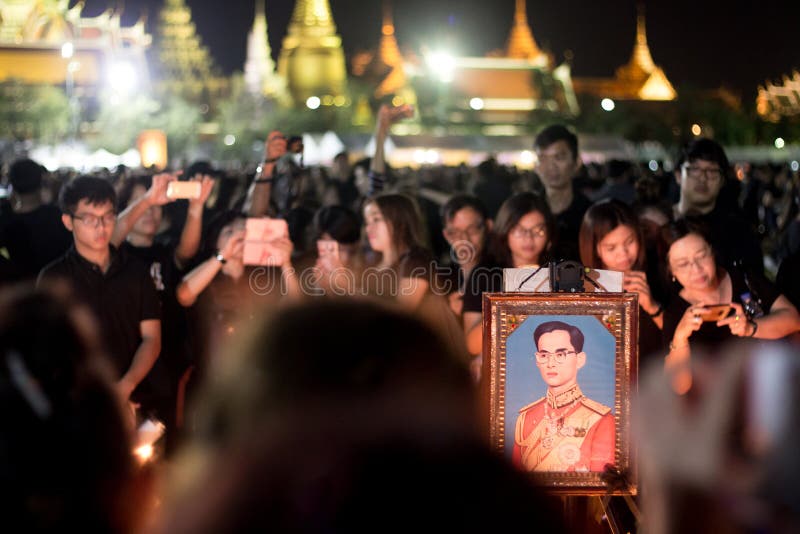 Thailändische Leute machen ein Foto einer Kerze das König ` s Bild beleuchtend stockbilder Thailändische Leute machen ein Foto einer Kerze das König ` s Bild beleuchtend stockbilder