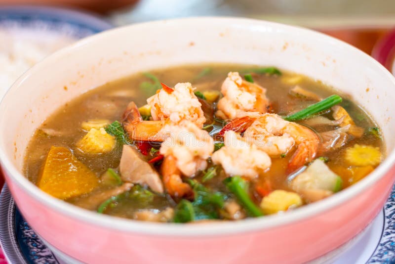 Thailändische würzige Mischgemüsesuppe mit Garnelen Kaeng Liang Goong Sod stockbilder Thailändische würzige Mischgemüsesuppe mit Garnelen Kaeng Liang Goong Sod stockbilder