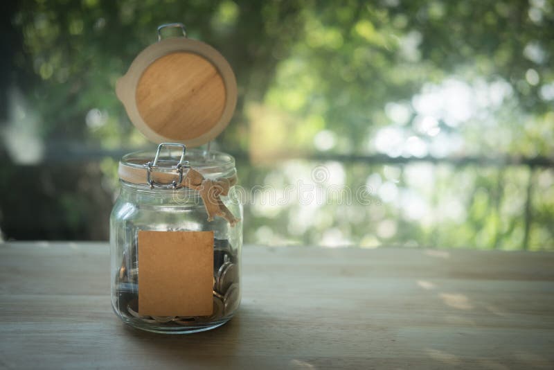 Thailändischer Baht in einem Glasgefäß stockbild Thailändischer Baht in einem Glasgefäß stockbild