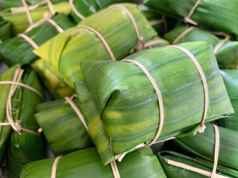 Thailändischer Bonbon mit Reis Banane und Kokosmilch bedeckt durch Bananenblatt und Blutgeschwürstrom oder Khao Tom Mat lizenzfreie stockbilder Thailändischer Bonbon mit Reis Banane und Kokosmilch bedeckt durch Bananenblatt und Blutgeschwürstrom oder Khao Tom Mat lizenzfreie stockbilder