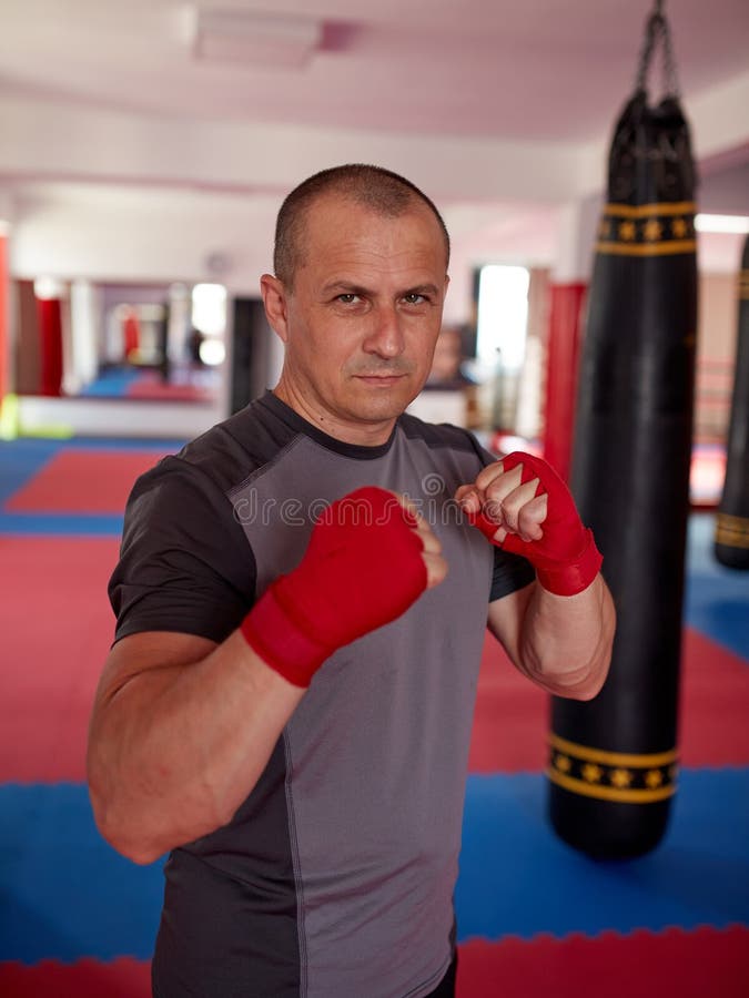 Thailändischer Boxer mit den Händen eingewickelt stockbild Thailändischer Boxer mit den Händen eingewickelt stockbild