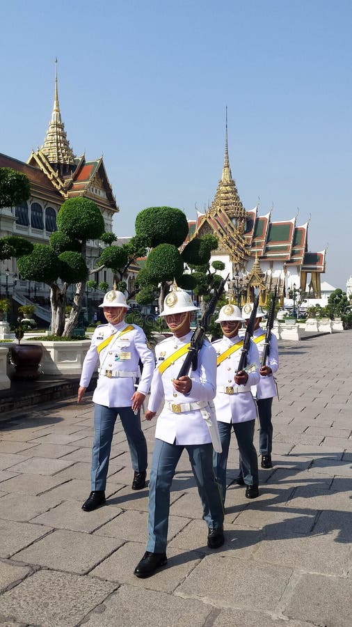 Thailändischer königlicher Schutz, der in den königlichen großartigen Palast, Bangkok marschiert lizenzfreie stockbilder Thailändischer königlicher Schutz, der in den königlichen großartigen Palast, Bangkok marschiert lizenzfreie stockbilder
