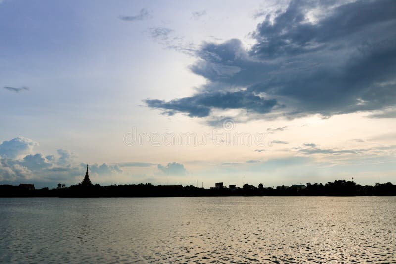 Thailändischer Name des Schattenbildtempels u. x22; Wat Nong Wang u. x22; ist in Khonkaen, schöner Himmel Thailands während Sonne stockfotografie Thailändischer Name des Schattenbildtempels u. x22; Wat Nong Wang u. x22; ist in Khonkaen, schöner Himmel Thailands während Sonne stockfotografie