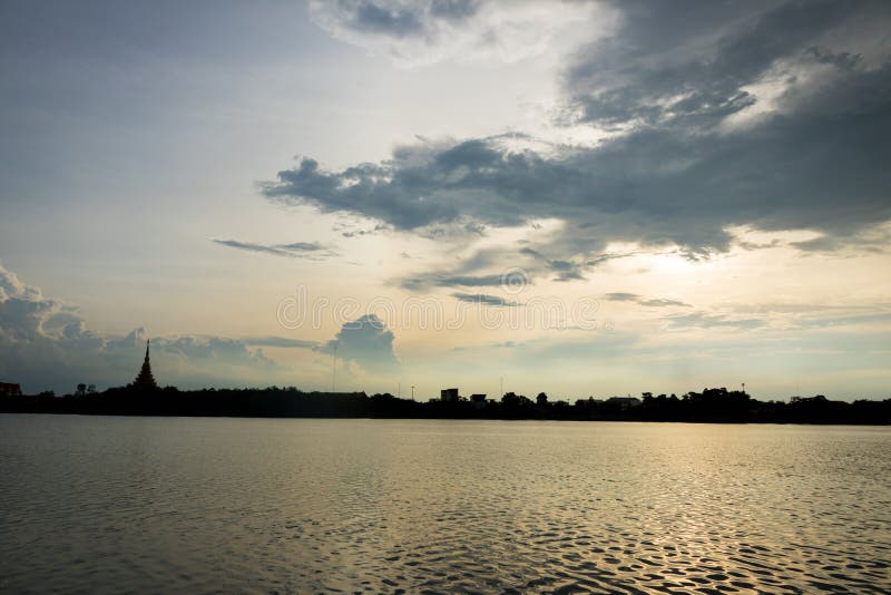 Thailändischer Name des Schattenbildtempels u. x22; Wat Nong Wang u. x22; ist in Khonkaen, schöner Himmel Thailands während Sonne lizenzfreies stockfoto Thailändischer Name des Schattenbildtempels u. x22; Wat Nong Wang u. x22; ist in Khonkaen, schöner Himmel Thailands während Sonne lizenzfreies stockfoto