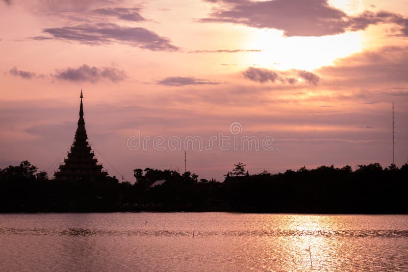 Thailändischer Name des Schattenbildtempels u. x22; Wat Nong Wang u. x22; ist in Khonkaen, schöner Himmel Thailands während Sonne lizenzfreie stockfotografie Thailändischer Name des Schattenbildtempels u. x22; Wat Nong Wang u. x22; ist in Khonkaen, schöner Himmel Thailands während Sonne lizenzfreie stockfotografie