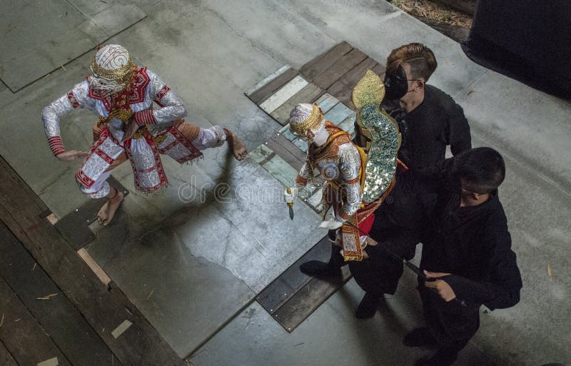 Thailändischer Puppenspieler erzählen die Geschichte von hanuman stockfoto Thailändischer Puppenspieler erzählen die Geschichte von hanuman stockfoto