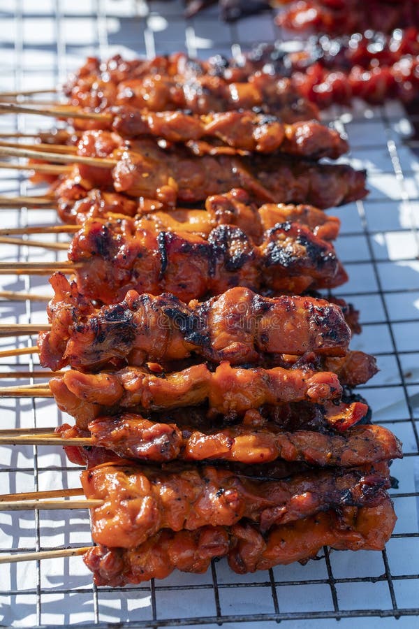 Thailändischer Straßenhändler verkauft gegrilltes Hühnerfleisch am Straßennahrungsmittelmarkt in der Insel Koh Phangan, Thailand lizenzfreies stockfoto Thailändischer Straßenhändler verkauft gegrilltes Hühnerfleisch am Straßennahrungsmittelmarkt in der Insel Koh Phangan, Thailand lizenzfreies stockfoto