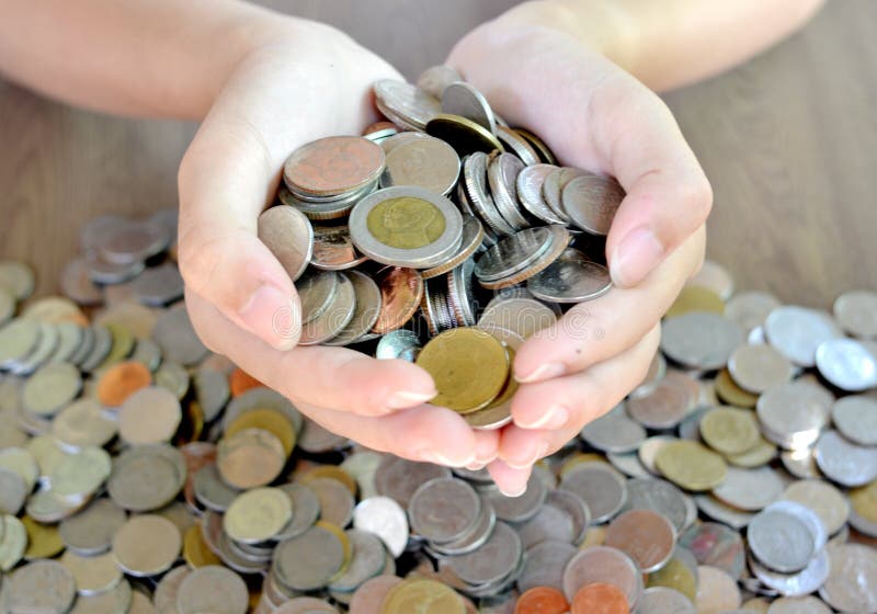 Thailändisches Geld in den Händen des Mädchens lizenzfreies stockfoto Thailändisches Geld in den Händen des Mädchens lizenzfreies stockfoto