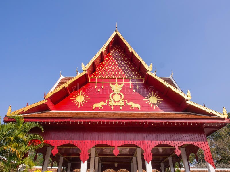 Thailändisches Kunstnorddach im Tempel unter blauem Himmel stockbilder Thailändisches Kunstnorddach im Tempel unter blauem Himmel stockbilder