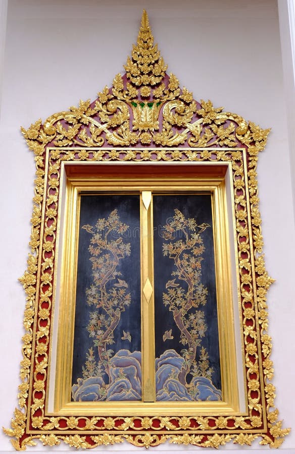 Thailändisches königliches Schongebietfenster von Wat Chaloem Phra Kiat Worawihan stockfotos Thailändisches königliches Schongebietfenster von Wat Chaloem Phra Kiat Worawihan stockfotos