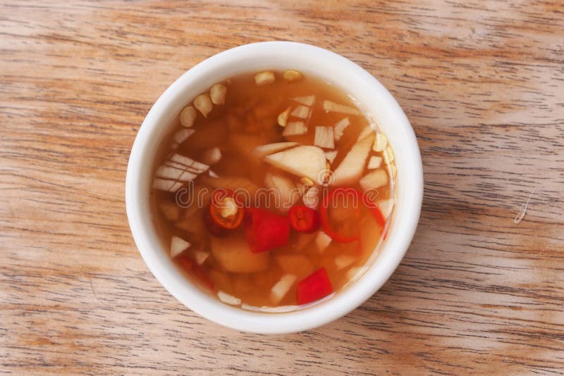 Thailändsk blandning för stilfisksås med kryddan och vitlök som gör mattas royaltyfri foto Thailändsk blandning för stilfisksås med kryddan och vitlök som gör mattas royaltyfri foto