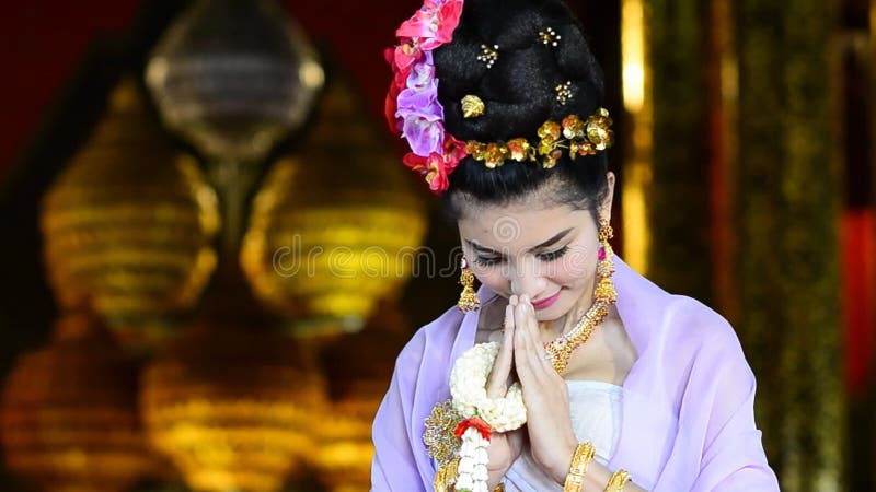 Thailändsk kvinna i traditionell dräkt av Thailand