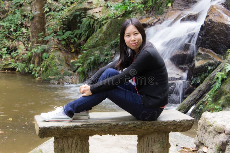 Thailändsk kvinna med den Mae Kam Pong vattenfallet, Chiangmai Thailand royaltyfri fotografi Thailändsk kvinna med den Mae Kam Pong vattenfallet, Chiangmai Thailand royaltyfri fotografi