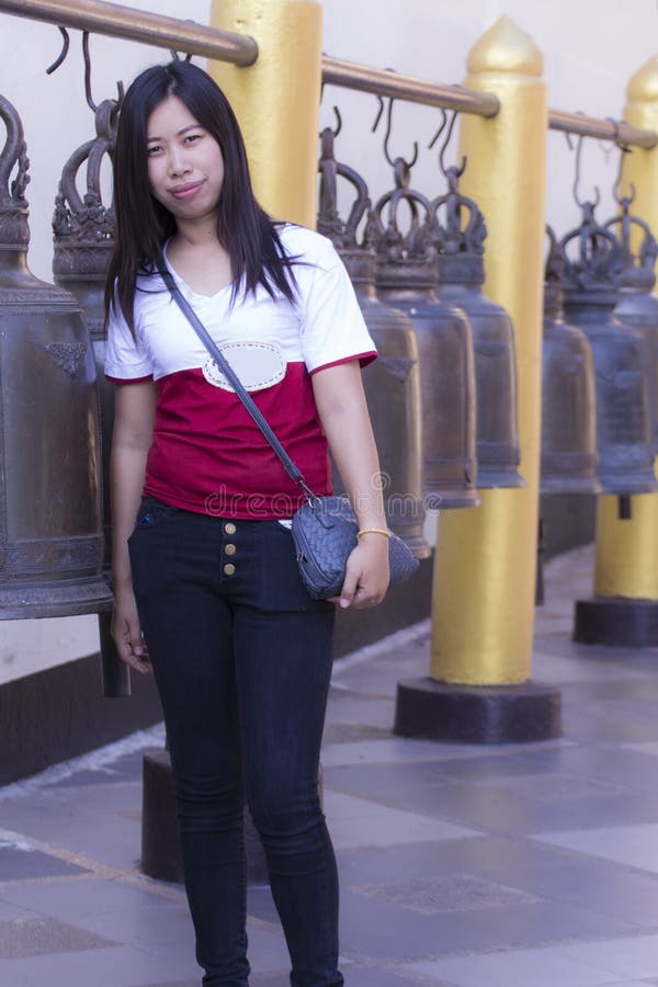 Thailändsk kvinna med klockan i Wat Phra That Doi Suthep, thailändska Chiangmai arkivfoto Thailändsk kvinna med klockan i Wat Phra That Doi Suthep, thailändska Chiangmai arkivfoto