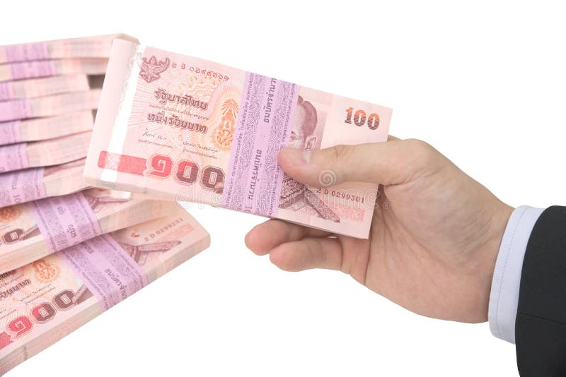 Thailändsk manlig hand som behandlar packen av 100 sedlar av baht 100 med högen av packen av bakgrund för 100 sedlar fotografering för bildbyråer Thailändsk manlig hand som behandlar packen av 100 sedlar av baht 100 med högen av packen av bakgrund för 100 sedlar fotografering för bildbyråer