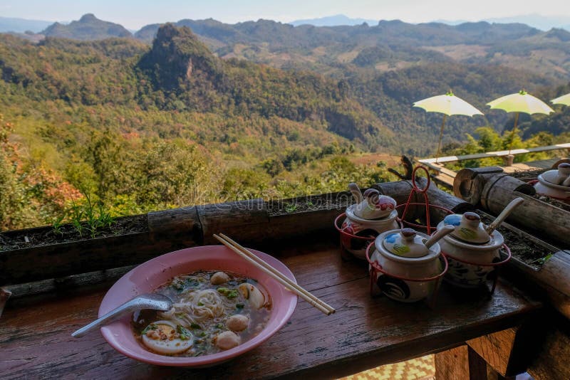Thailändsk nudel och smaktillsats med härlig landskapsiktspunkt royaltyfri fotografi Thailändsk nudel och smaktillsats med härlig landskapsiktspunkt royaltyfri fotografi