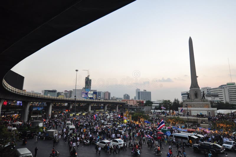 Thailändsk regerings- person som protesterar som mobbar vid avstängningen bangkok arkivbilder Thailändsk regerings- person som protesterar som mobbar vid avstängningen bangkok arkivbilder