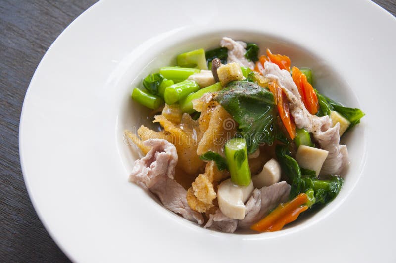 Thailändsk stekt nudel med griskött och broccoli arkivfoton Thailändsk stekt nudel med griskött och broccoli arkivfoton