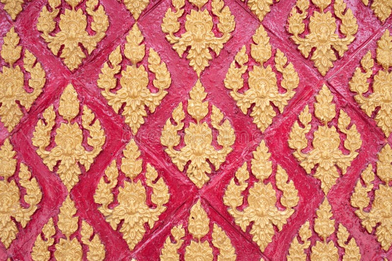 Thailändsk stuckaturmodellstil på väggen royaltyfria bilder Thailändsk stuckaturmodellstil på väggen royaltyfria bilder