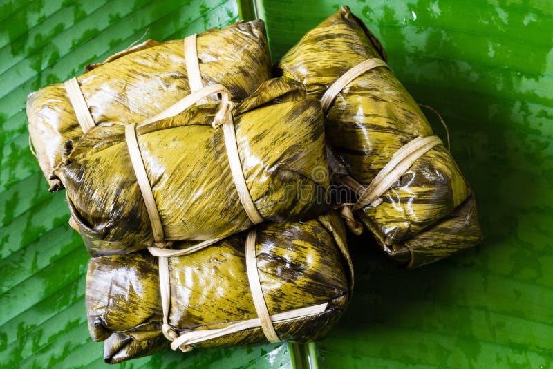 Thailändsk sötsakgrupp av mush med bananfyllning eller Kao-Tom-gyttja royaltyfria foton Thailändsk sötsakgrupp av mush med bananfyllning eller Kao-Tom-gyttja royaltyfria foton