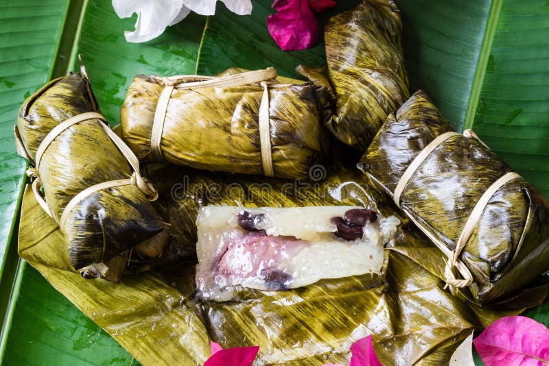 Thailändsk sötsakgrupp av mush med bananfyllning eller Kao-Tom-gyttja royaltyfri fotografi Thailändsk sötsakgrupp av mush med bananfyllning eller Kao-Tom-gyttja royaltyfri fotografi