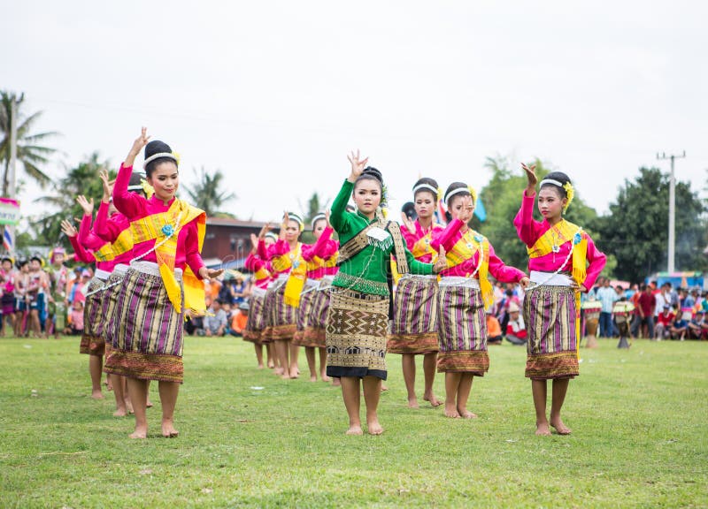 Thailändska damer som utför thailändsk dans i raketfestival arkivfoton Thailändska damer som utför thailändsk dans i raketfestival arkivfoton