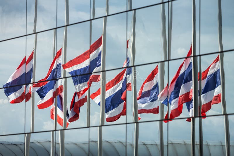 Thailändska flaggor för halv personal arkivfoto Thailändska flaggor för halv personal arkivfoto