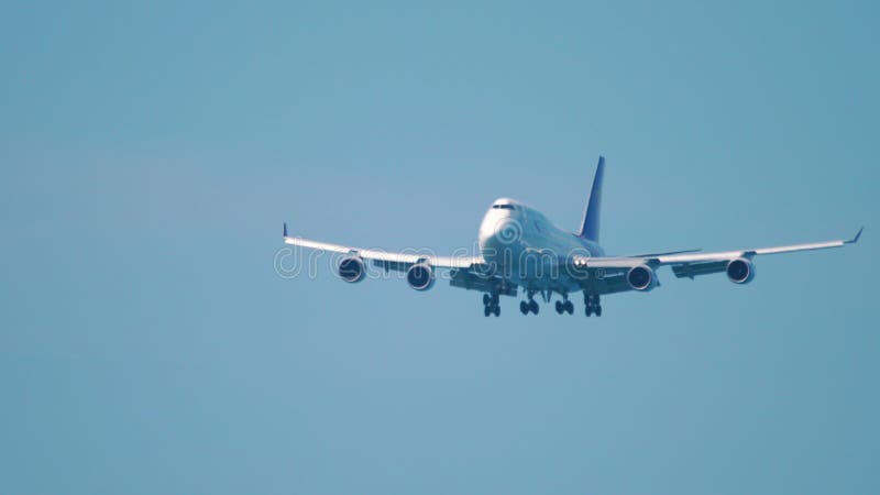 Thailändska flygvägar som kokar 747 och närmar sig över havet stock video