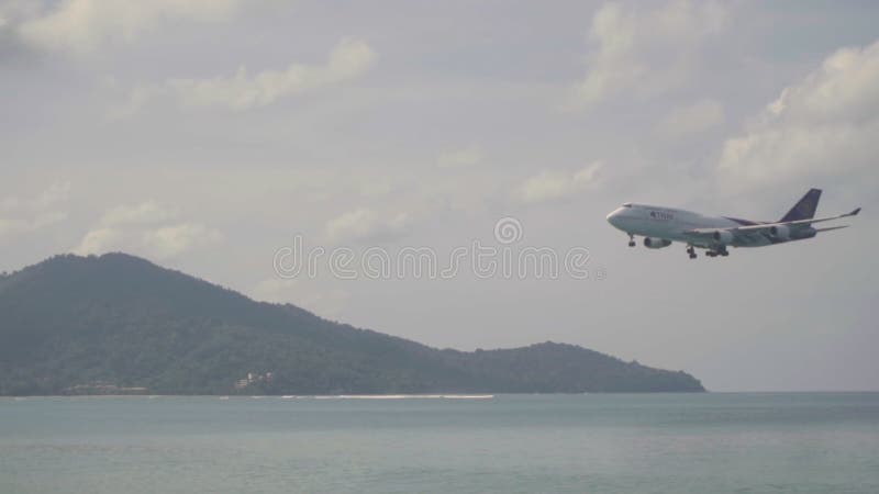 Thailändska flygvägar som kokar 747 och närmar sig över havet arkivfilmer