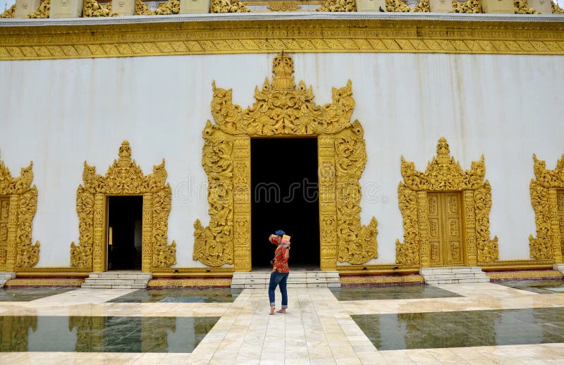 Thailändska kvinnor reser på den Atumashi Kyaung kloster i Mandalay, Myanmar royaltyfri foto Thailändska kvinnor reser på den Atumashi Kyaung kloster i Mandalay, Myanmar royaltyfri foto