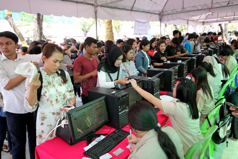 Thailändska väljare kontrollerar deras namnlistor under den röstade framflyttningen royaltyfria bilder Thailändska väljare kontrollerar deras namnlistor under den röstade framflyttningen royaltyfria bilder
