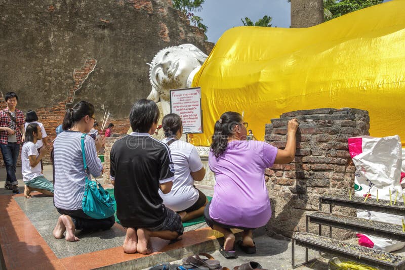 Thailändskt folk som ber till statyn för vila buddha på Wat Yai Chaimongkol i Ayutthaya, Thailand arkivbilder Thailändskt folk som ber till statyn för vila buddha på Wat Yai Chaimongkol i Ayutthaya, Thailand arkivbilder