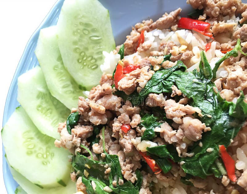 Thailändskt kryddigt matbasilikagriskött som stekas med ris och det stekte ägget, blockKr