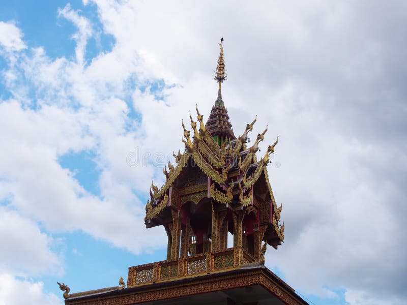 Thailändskt stilklockstapeltorn i thailändsk tempel med bakgrund för blå himmel royaltyfri fotografi Thailändskt stilklockstapeltorn i thailändsk tempel med bakgrund för blå himmel royaltyfri fotografi