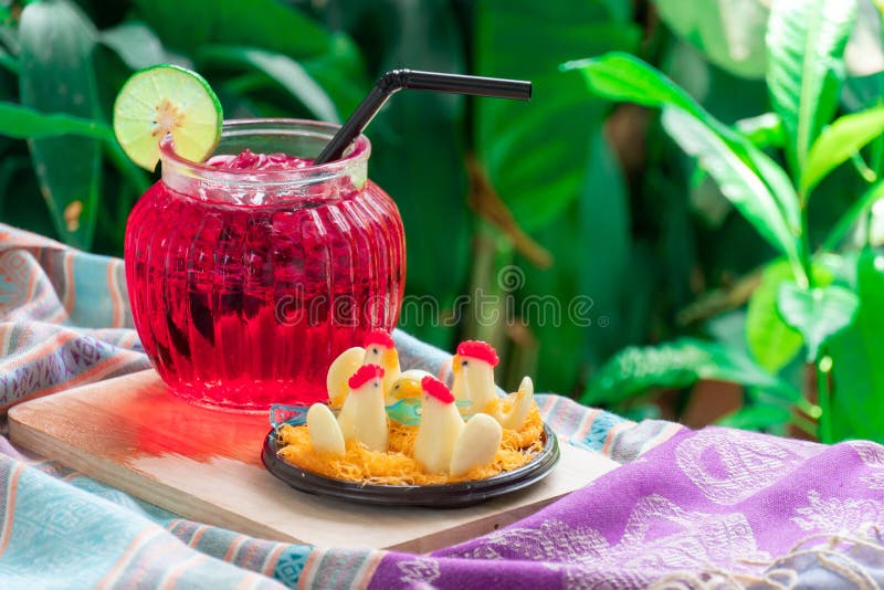 Thais Dessert, Kippensuikergoed en Rood water met kalk stock afbeelding Thais Dessert, Kippensuikergoed en Rood water met kalk stock afbeelding