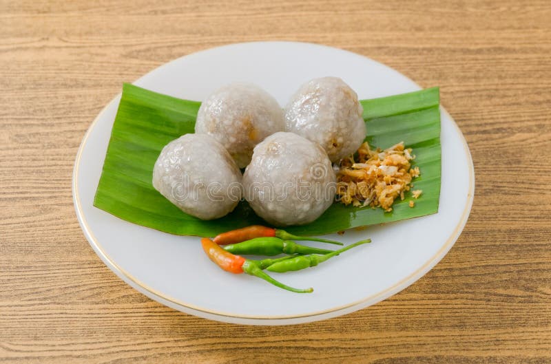 Thais die Dessert van Tapiocaballen met Fijngehakt Varkensvlees worden gevuld stock foto Thais die Dessert van Tapiocaballen met Fijngehakt Varkensvlees worden gevuld stock foto